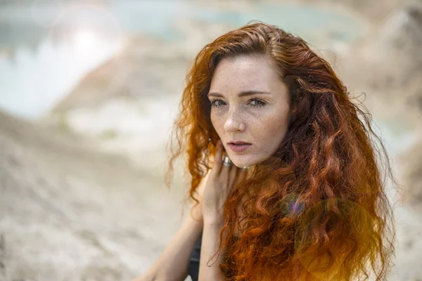 Retrato Verano Hermosa Pecosa Joven Adulta Con Pelo Rojo Posando —  Fotos de Stock