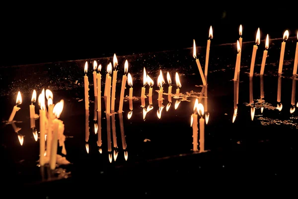 Candele riflesse sull'acqua — Foto Stock