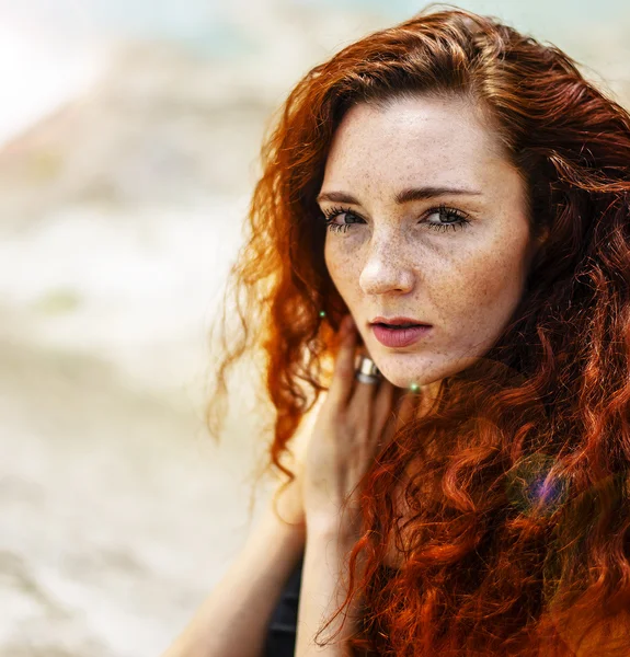 Retrato Verão Linda Menina Adulta Sardenta Com Cabelo Vermelho Posando — Fotografia de Stock