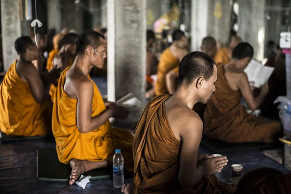 Mniši meditaci uvnitř tample — Stock fotografie