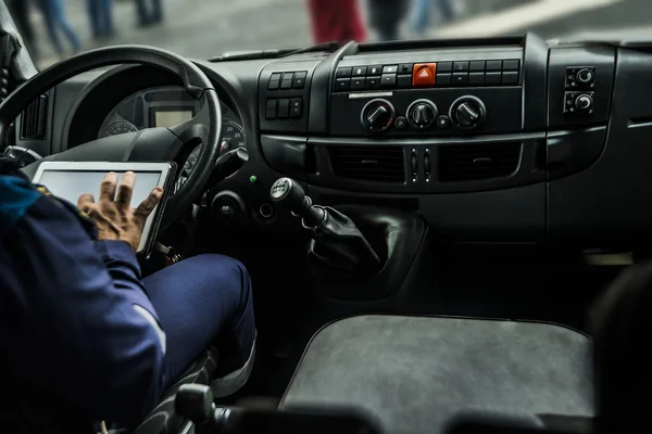 Man in uniform met behulp van Tablet PC — Stockfoto