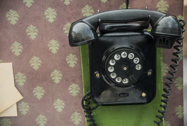 Telefone antigo vintage pendurado na parede — Fotografia de Stock