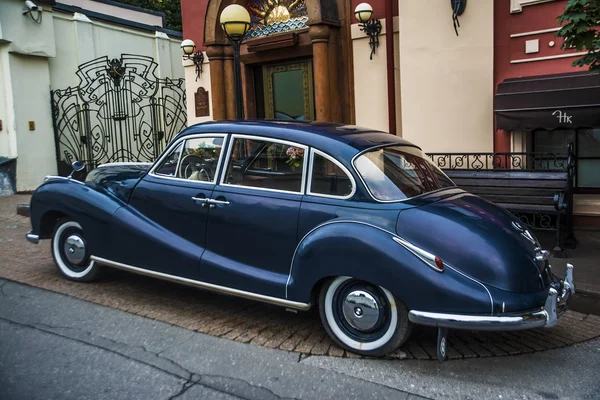 Vintage auto pe strada — Fotografie, imagine de stoc