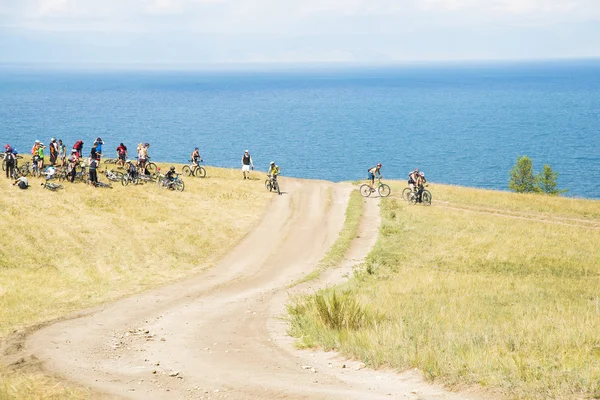 バイカル湖の上の山の丘の上の自転車 — ストック写真