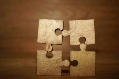 Dört tahta yapboz parçası. bağlantı insanları kavramı