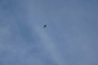 Gökyüzünde uçak ve bulutlar. Mavi gökyüzü arkaplanı.