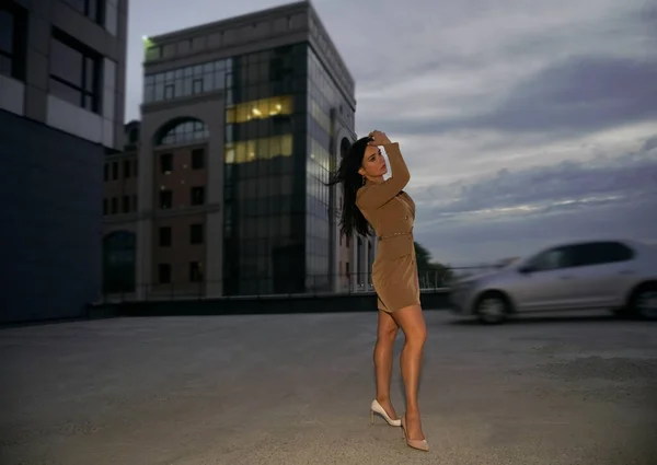 Женщина Стоит Темноте Ночной Сцены Business Woman Waiting Taxi Car — стоковое фото