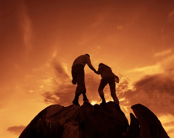 Silhouette Persone Felici Sulla Montagna Contro Cielo Colorato Tramonto — Foto Stock