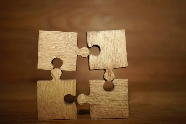四个木制拼图 连接人的概念 — 图库照片