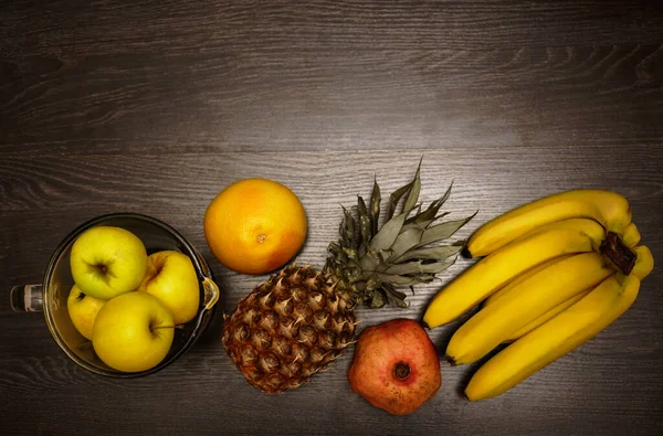 Epler Ananas Grapefrukt Granatepler Bananhaug Førsteklasses Svart Trebord Bakgrunnen Tomt – stockfoto