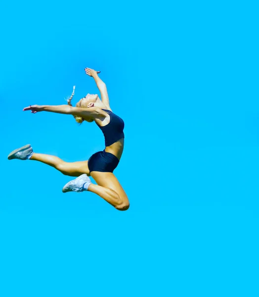 Una Bella Ragazza Sportiva Che Salta Parco — Foto Stock