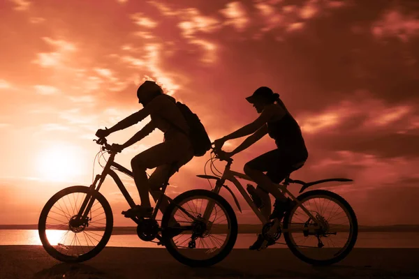 Puste Miejsce Sportowi Przyjaciele Rowerach Zachodzie Słońca Rowerzyści Jadący Wzdłuż — Zdjęcie stockowe