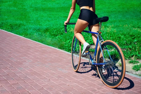 Radfahrerin Auf Hipster Fahrrad Rückansicht Kein Gesicht Pflasterplatten Sommerpark — Stockfoto