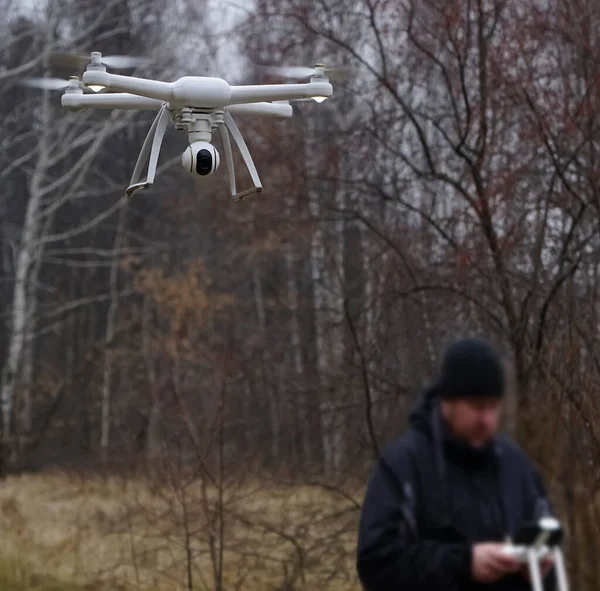 Hombre Lanzando Dron Aire Invierno Bosque —  Fotos de Stock