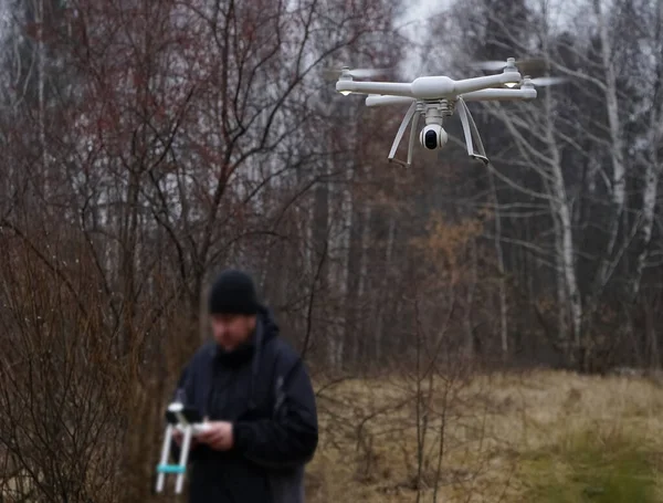 Hombre Lanzando Dron Aire Invierno Bosque —  Fotos de Stock