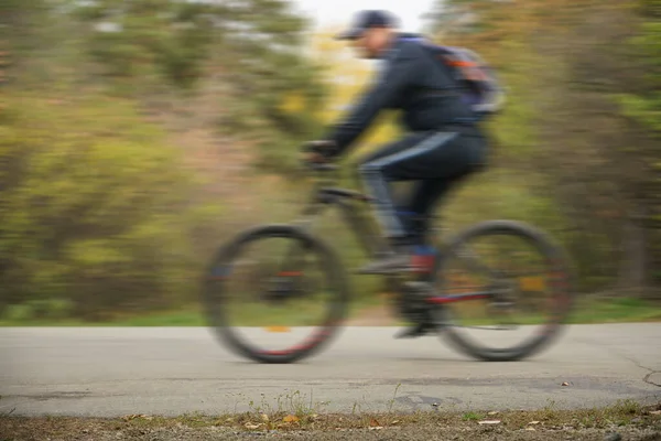 Розмита Їзда Велосипеді Осінній Сезон Чоловічий Гонщик — стокове фото