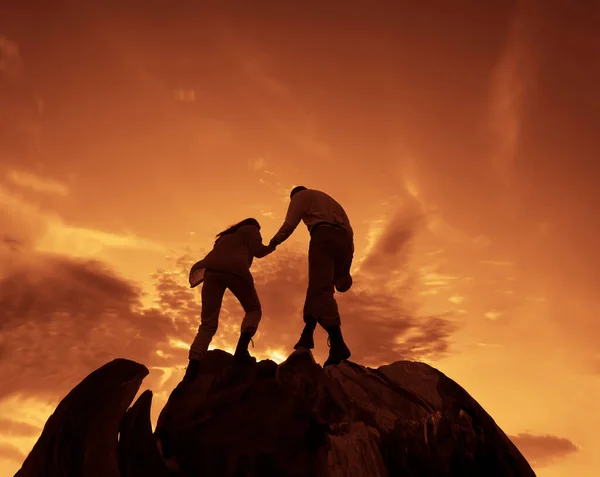 Siluetas Gente Feliz Montaña Contra Cielo Colorido Atardecer — Foto de Stock