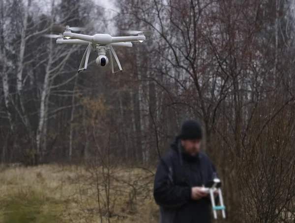 Homem Lançando Drone Inverno Floresta — Fotografia de Stock