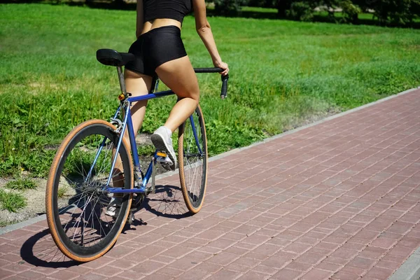 Radfahrerin Auf Hipster Fahrrad Rückansicht Kein Gesicht Pflasterplatten Sommerpark — Stockfoto