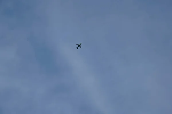 Avião Céu Nuvens Céu Azul Fundo — Fotografia de Stock