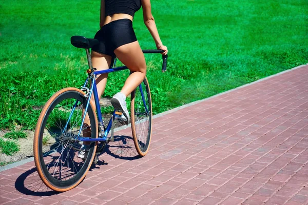 Radfahrerin Auf Hipster Fahrrad Rückansicht Kein Gesicht Pflasterplatten Sommerpark — Stockfoto