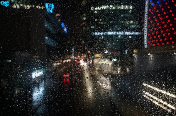 Gotas Lluvia Sobre Fondo Vidrio Calle Bokeh Luces Fuera Foco —  Fotos de Stock