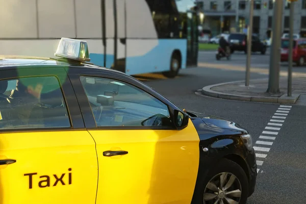 Žlutý Taxík Poblíž Modrého Autobusu Autobus Nebo Taxi Koncept Městské — Stock fotografie