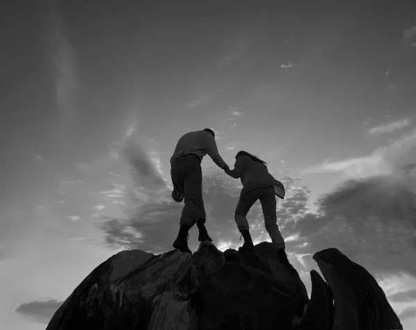 Siluetas Gente Feliz Montaña Contra Cielo Colorido Atardecer — Foto de Stock