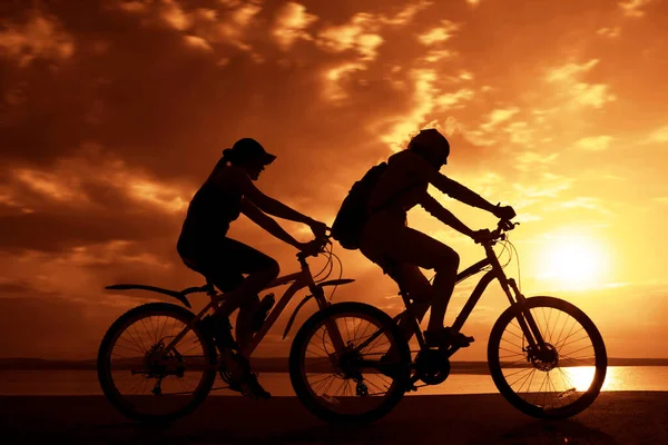 Empty Space Sporty Friends Bicycles Sunset Cyclists Riding Coast Sport — Stock Photo, Image