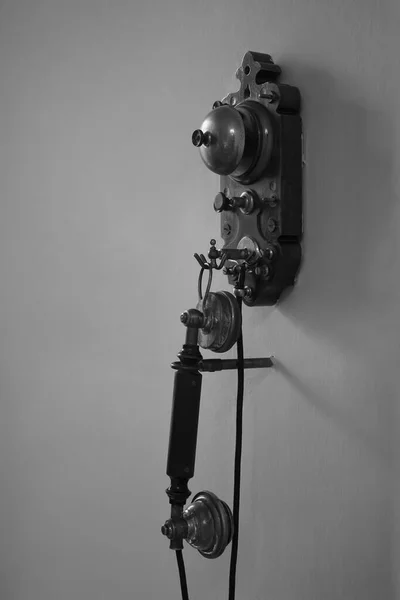 Old Fashioned Black Wall Mounted Telephone — Stock Photo, Image
