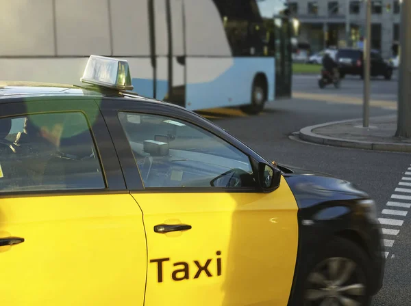 Жовтий Таксі Їде Біля Блакитного Автобуса Автобус Або Таксі Міський — стокове фото