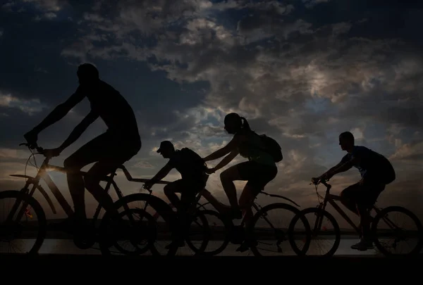 Puste Miejsce Sportowi Przyjaciele Rowerach Zachodzie Słońca Rowerzyści Jadący Wzdłuż — Zdjęcie stockowe