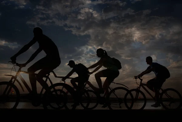 Espacio Vacío Amigos Deportivos Bicicletas Atardecer Ciclistas Largo Costa Deporte —  Fotos de Stock