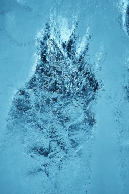 Su yüzeyindeki buz kristallerinin arka planı. Kapat.. 