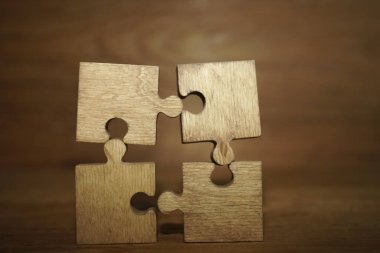 Dört tahta yapboz parçası. bağlantı insanları kavramı