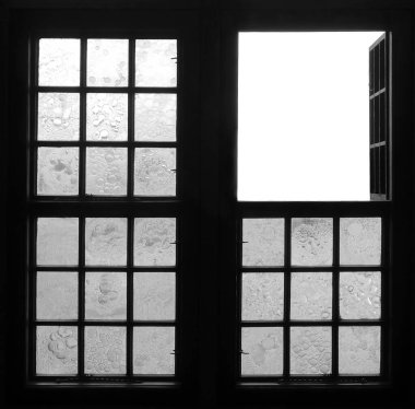 Işık odasının açık penceresinden park manzarası