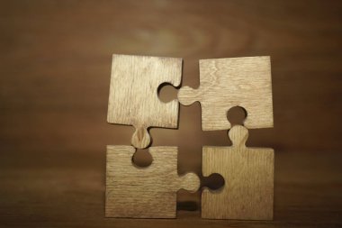 Dört tahta yapboz parçası. bağlantı insanları kavramı