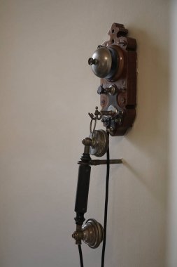 Eski moda, duvara monte edilmiş telefon. 