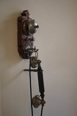 Eski moda, duvara monte edilmiş telefon. 