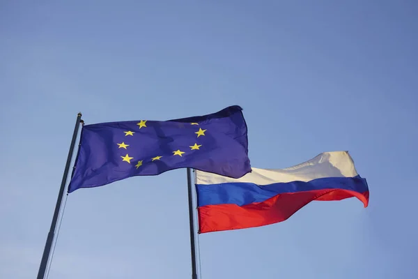 Európai Unió Orosz Zászlók Kék Hátterében — Stock Fotó