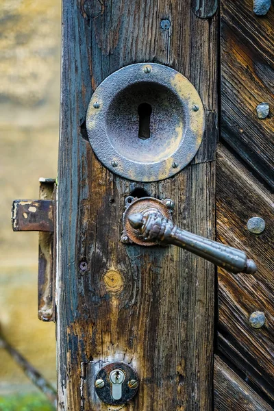 Oude Roestige Kerkdeurklink Bruine Oude Houten Deur — Stockfoto