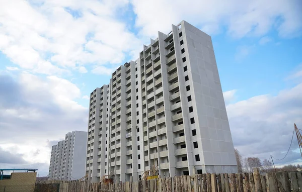 Voorzijde Van Een Flatgebouw Blauwe Lucht Achtergrond Modern Betonnen Appartementengebouw — Stockfoto