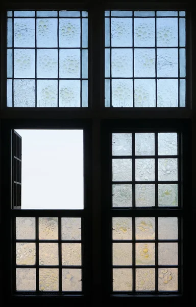 Işık Odasının Açık Penceresinden Park Manzarası — Stok fotoğraf