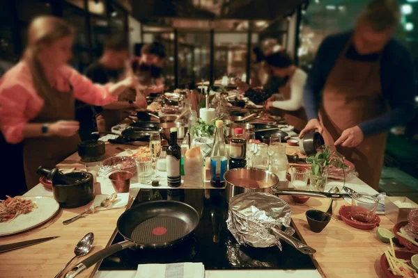 Grupp Människor Och Manlig Kock Matlagningskurser — Stockfoto