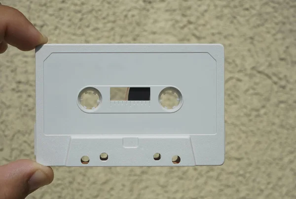 Mockup Λευκό Compact Audio Cassette Κρατώντας Χέρι Λευκή Ταινία — Φωτογραφία Αρχείου