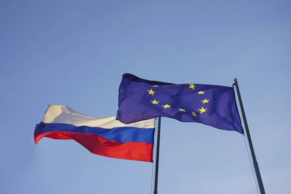 Unión Europea Banderas Rusas Fondo Del Cielo Azul — Foto de Stock