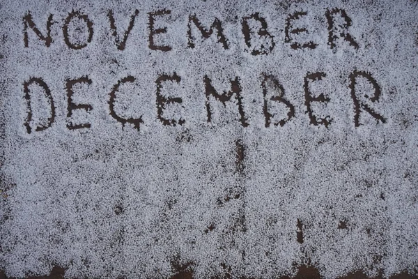 Kelime Kasım Aralık Beyaz Karda Yazılmış Kar Üstteki Görünüm — Stok fotoğraf