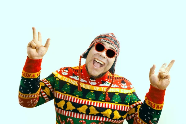 스웨터를 뜨개질 모자를 남자는 크리스마스와 새해를 기대하고 크리스마스 배경에 — 스톡 사진