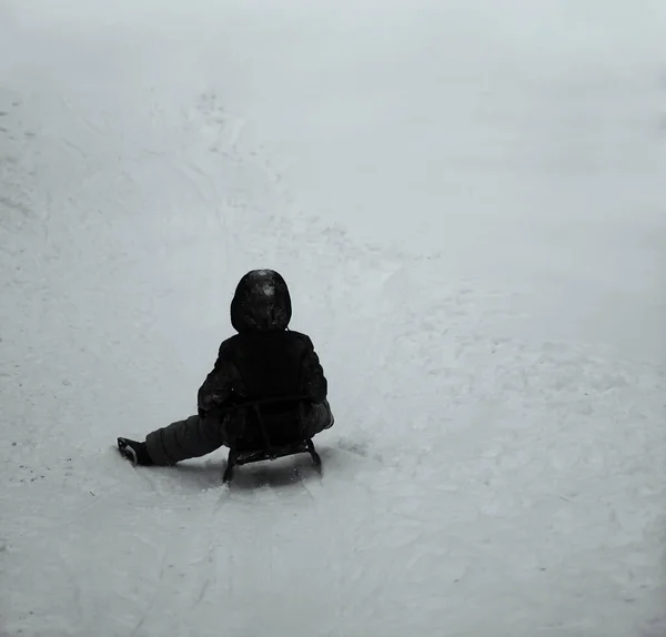 Egy Gyerek Szánkón Télen Visszanézés — Stock Fotó