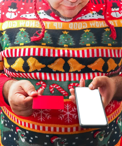수염이 Mas 구매자는 스마트폰과 카드를 소지하고 남성이 카드를 산타의 머리쓰개를 — 스톡 사진